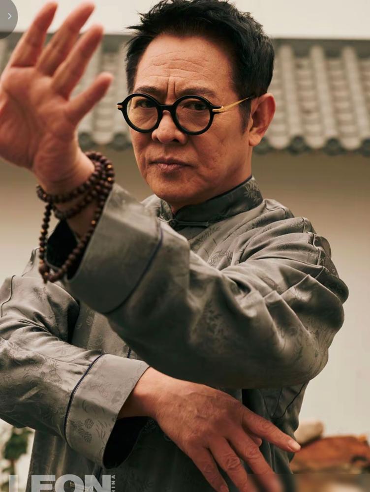 我算看明白了，身家20亿的李连杰根本不是捞钱，他是在“烧钱”救人。
你以为他去