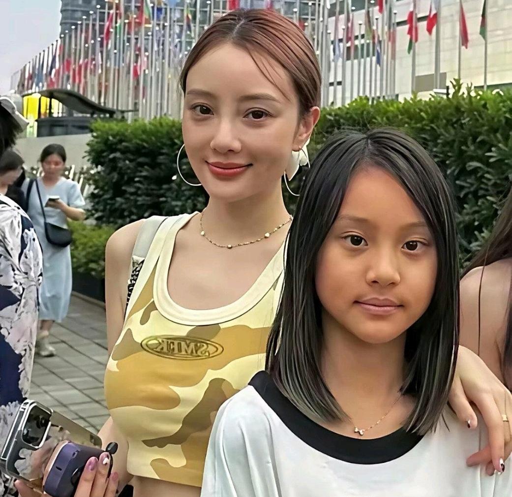 很多人说甜馨长的像爸爸贾乃亮，也有一部分人说她长的像妈妈李小璐，无论这娃长的像谁