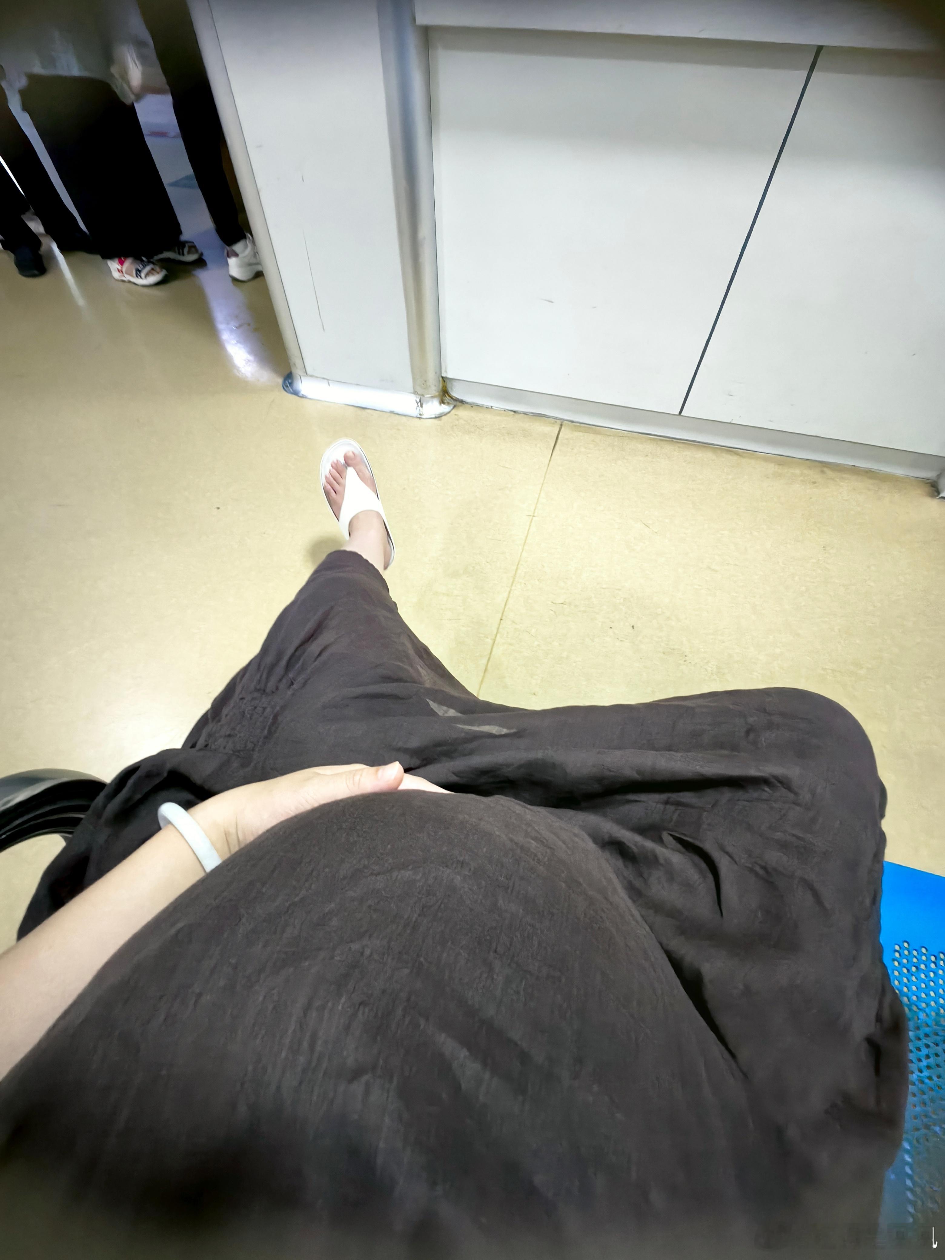妈的，临盆在即被冷暴力，提离婚，既然如此，那姐39岁还在生孩子生的是谁的孩子？而