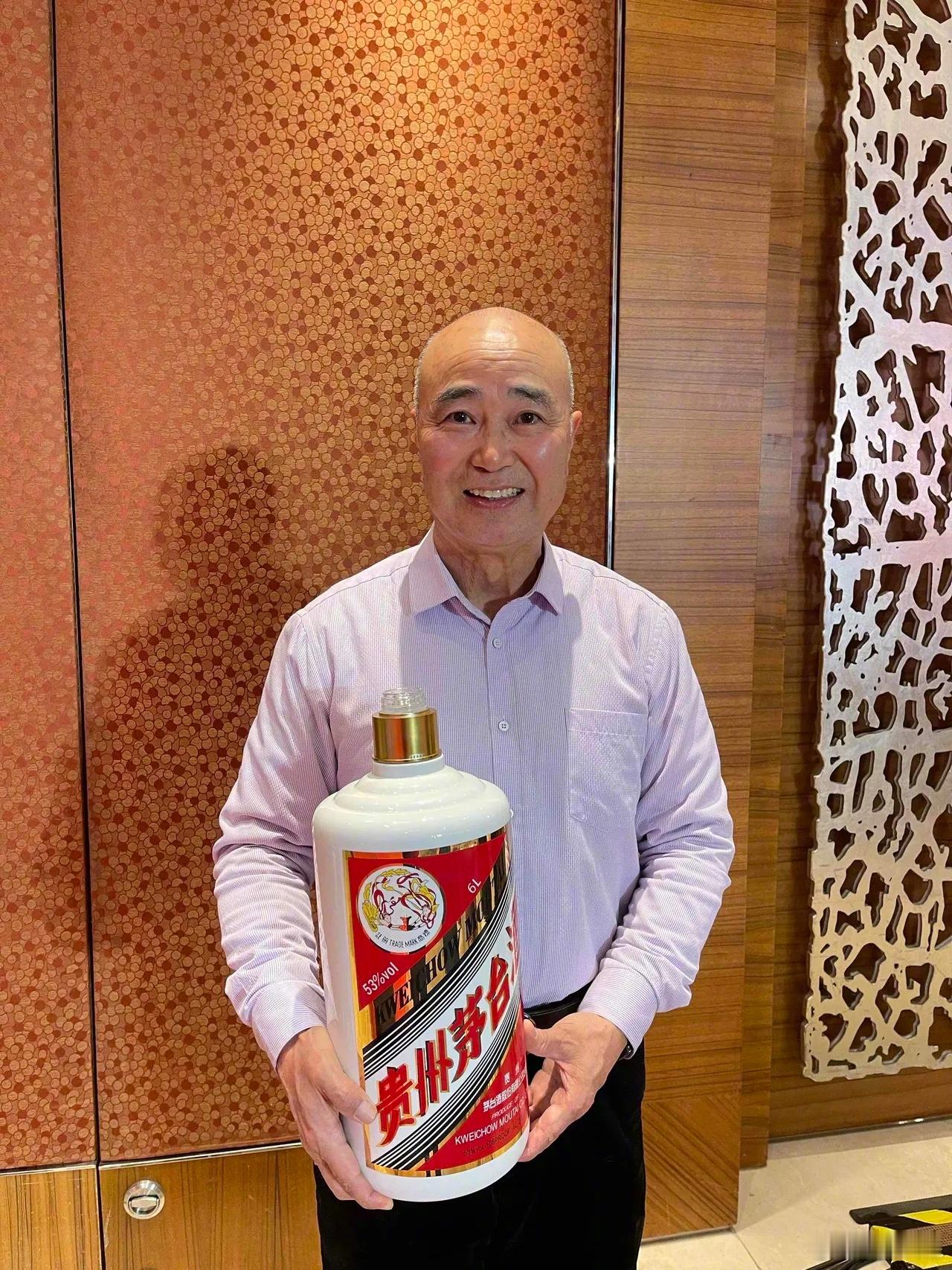 【茅台遇冷与科技崛起：市场风向已变】曾稳居A股股王的贵州茅台正经历多重下滑：股价