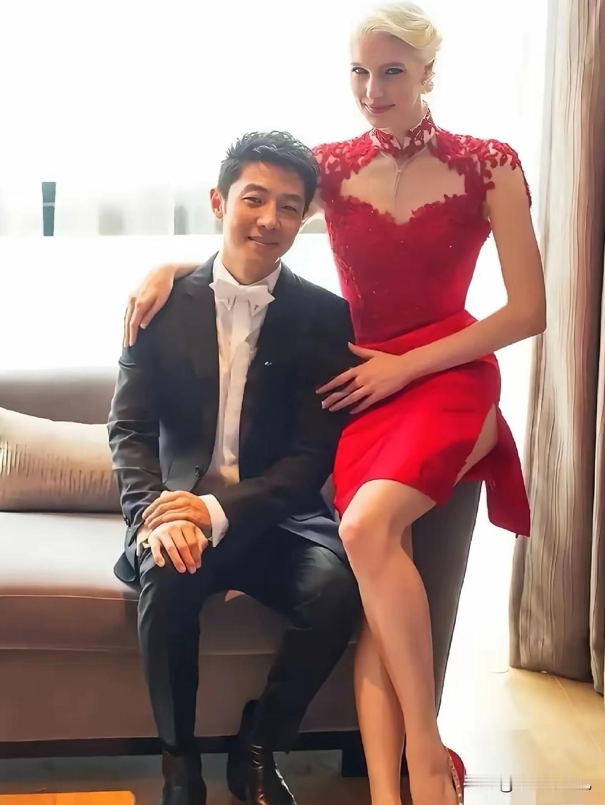 主持人问撒贝宁：“你跟老婆平时用什么语言交流？”
 
撒贝宁说：“我跟她沟通不了