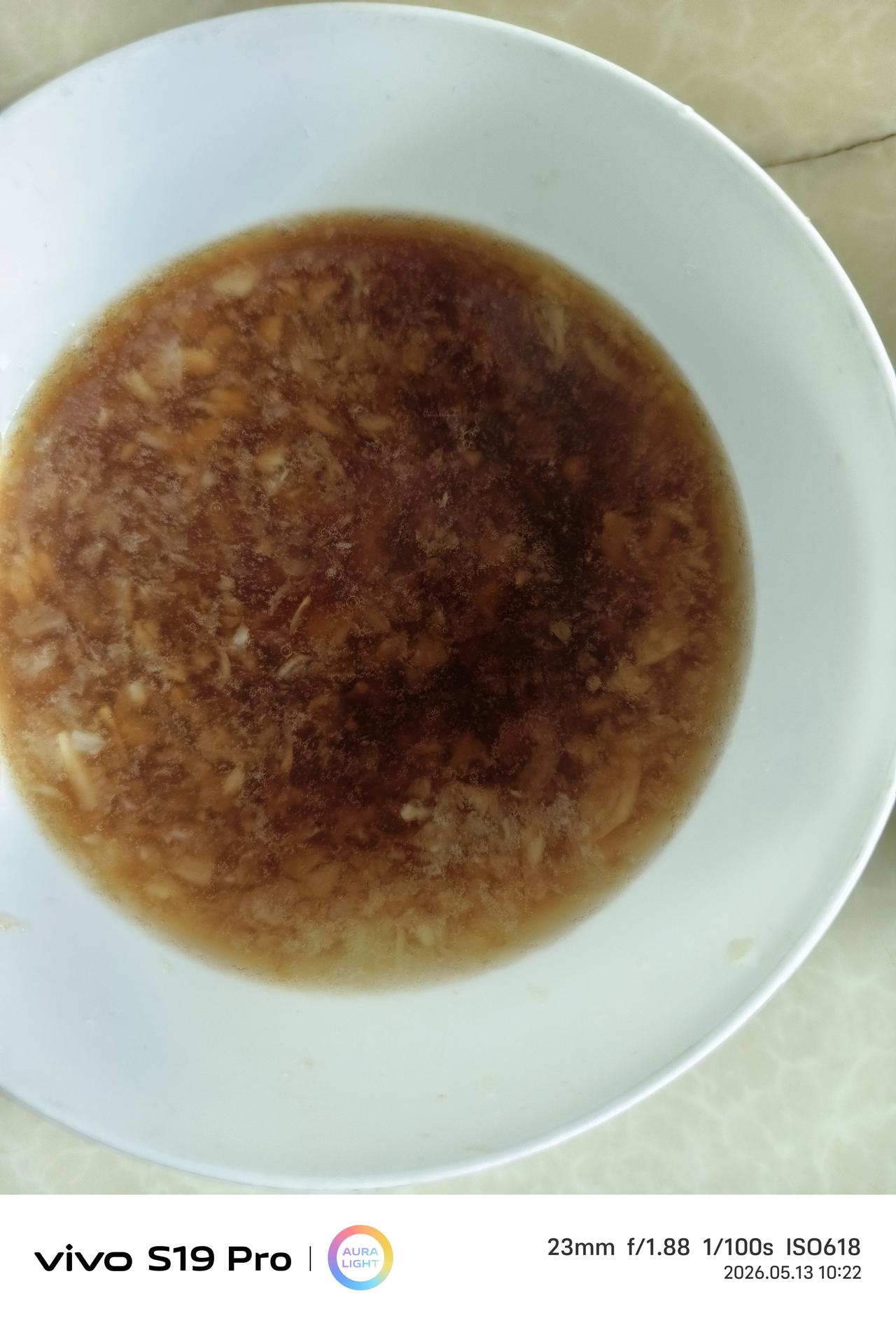 今天有点热，集上买了一个西瓜还行，一块六角八一斤，价格高低的关键是瓜确实不错
。