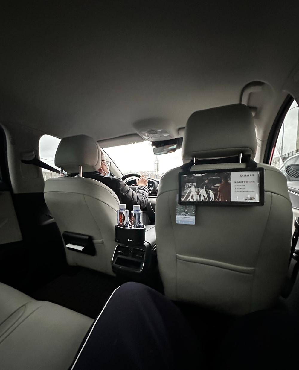 现在网约车越来越多，根本上是供需两头需求量大。

从乘客这边说，谁还耐烦在路边冻