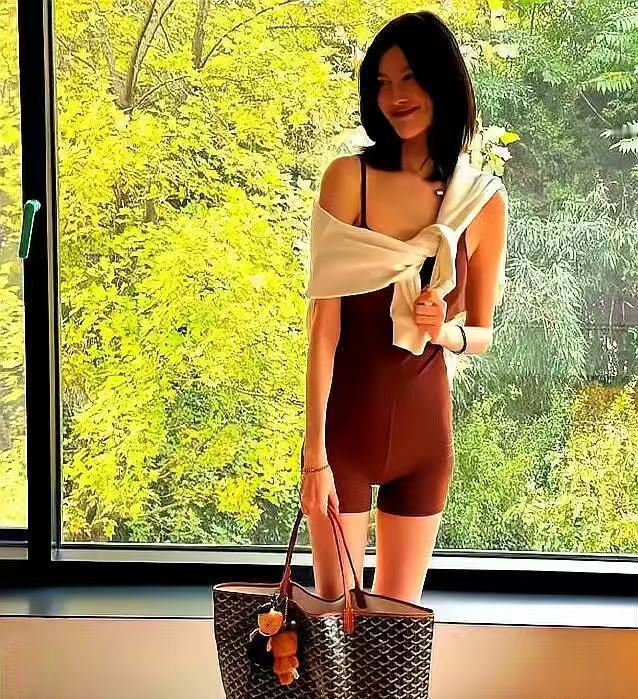 何穗自曝因子宫淤血做了二次手术

她因子宫淤血不得不接受二次手术，分享了作为新手