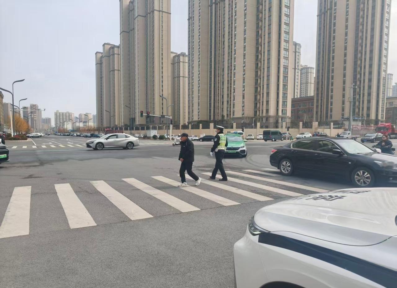 3月15日下午，郑州交管十二大队民警在执勤中发现一名老人过马路时步履缓慢，十分危