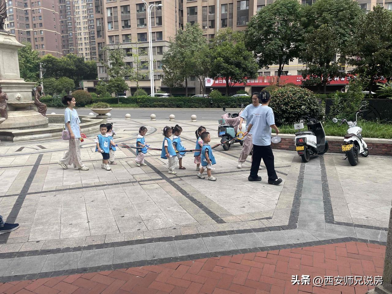 门前路过一群小可爱[兔年大吉]
