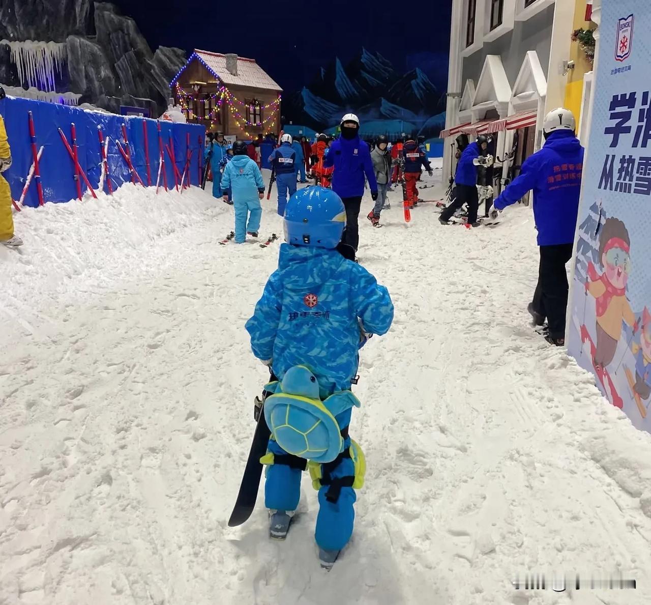 朋友儿子连续3年在雪世界玩，
今年非要去东北滑，
我建议他们不要去。

坐标江苏
