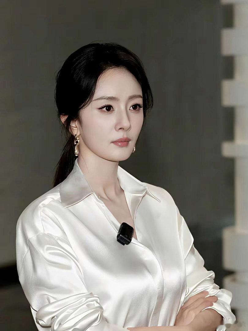 杨幂上身重磅真丝衬衫，质感拉满，整个人温柔又惊艳 