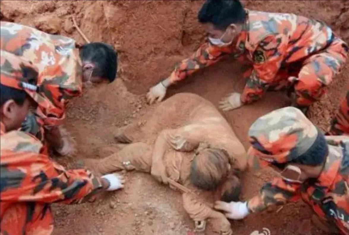 甘肃人民加油，灾难无情，人间有情！
救援时挖出的情形：地震来临时母护着女儿，为母