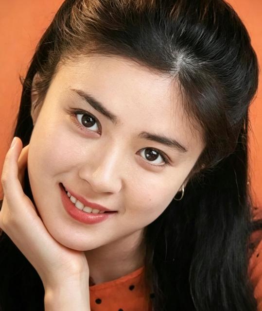 59岁的傅艺伟站在北京公墓里，亲手把儿子的骨灰盒放进墓穴，旁边站着她离异多年的前