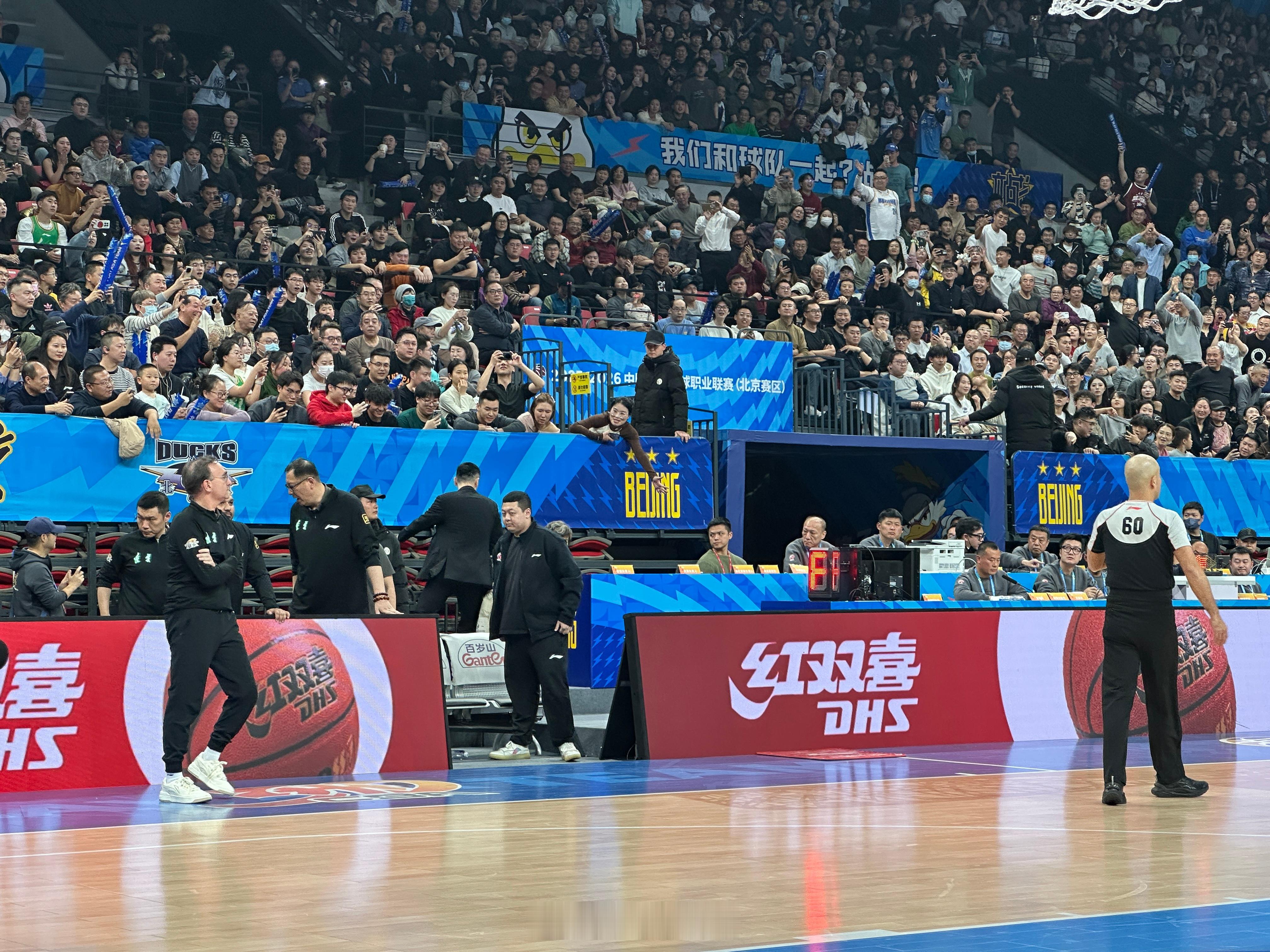 北京男篮vs辽宁男篮 杨导连吃两个T，被驱逐，本赛季第一个离场的主帅。 