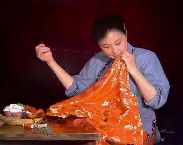 【唐】孟郊
慈母手中线，游子身上衣。
临行密密缝，意恐迟迟归。
谁言寸草心，报得