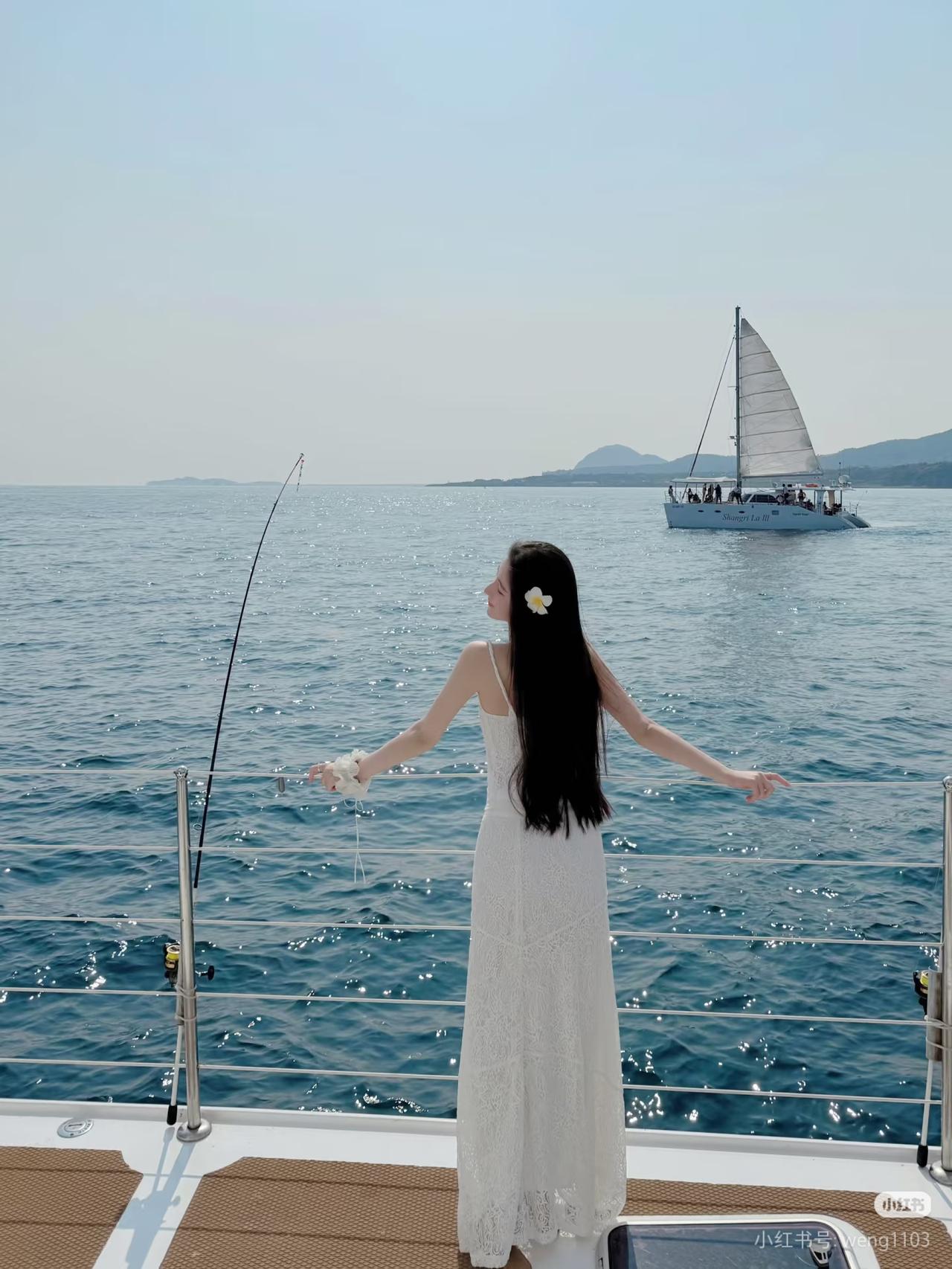 海上乘风破浪，心随帆影远。