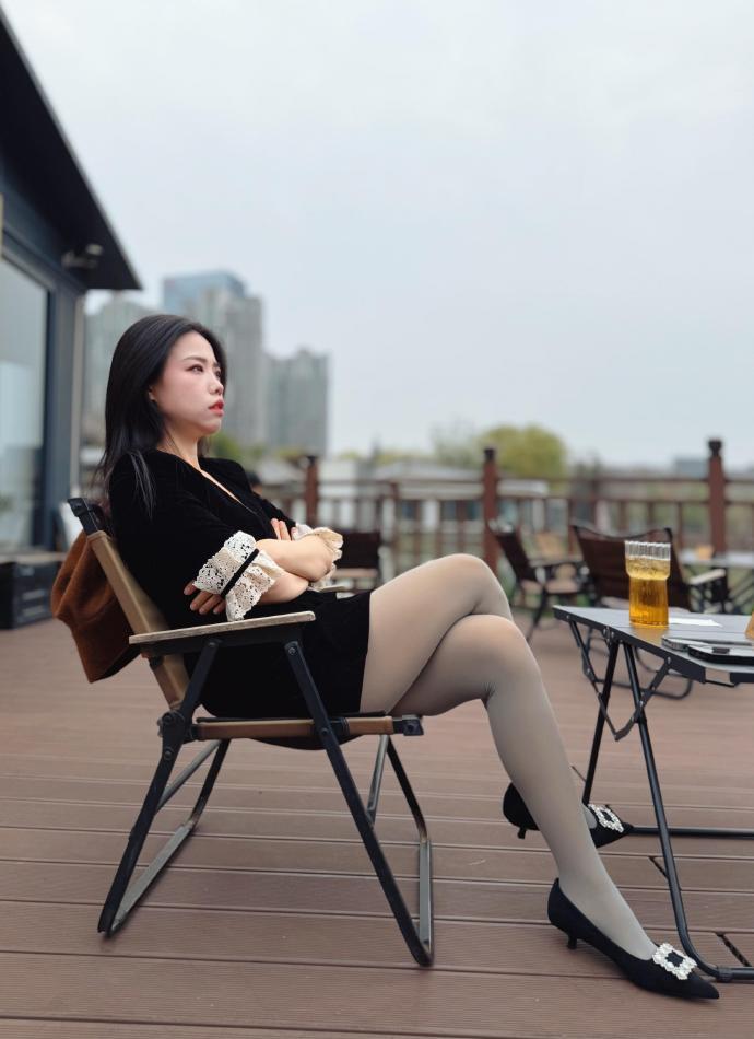 灰丝高跟美女写真 氛围感出片穿搭 黑裙丝袜写真