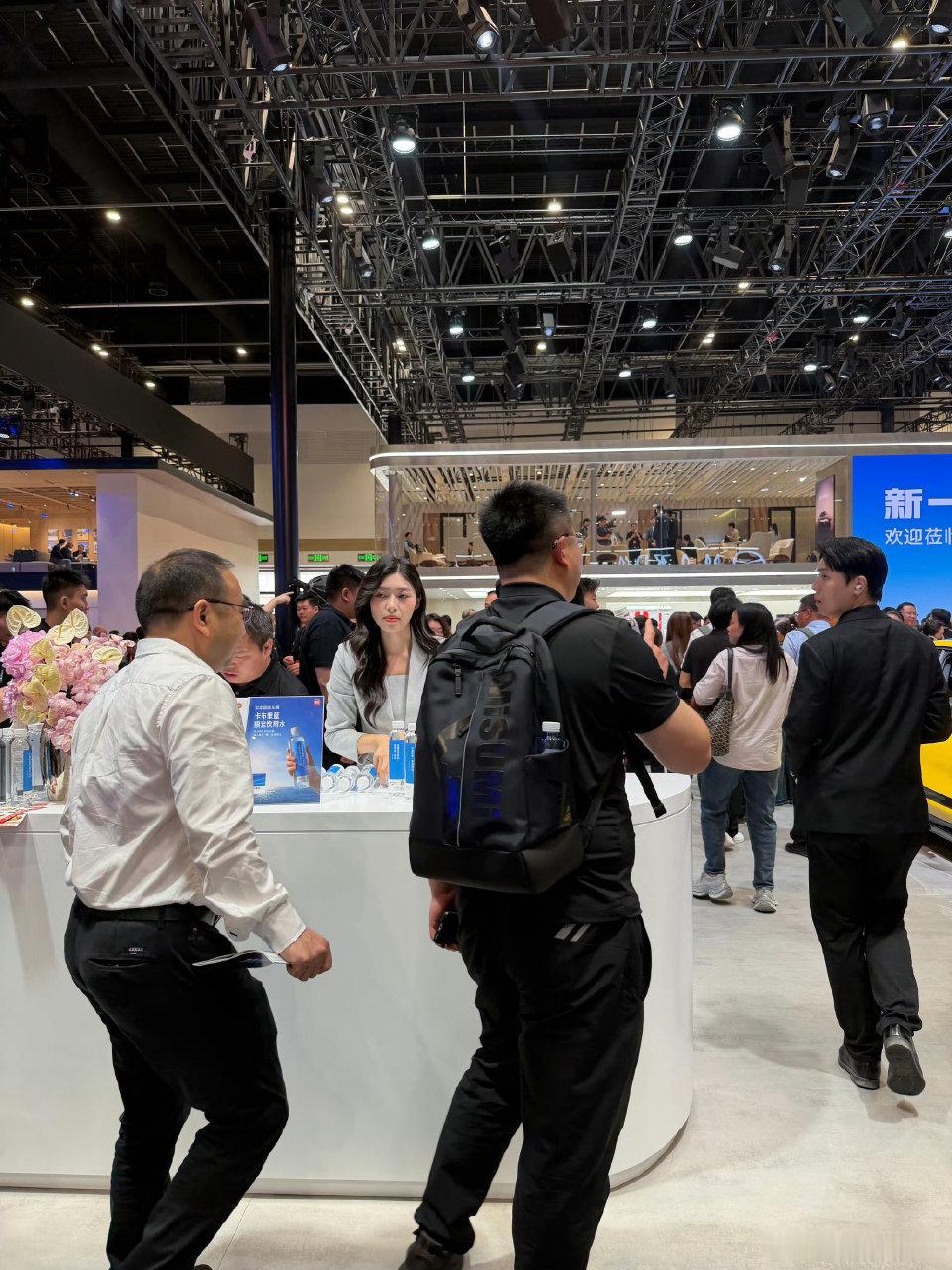 00后北京车展领鸡蛋 领份鸡蛋也是小确幸呀～ 就像那句“永远要给生活埋彩蛋”，说