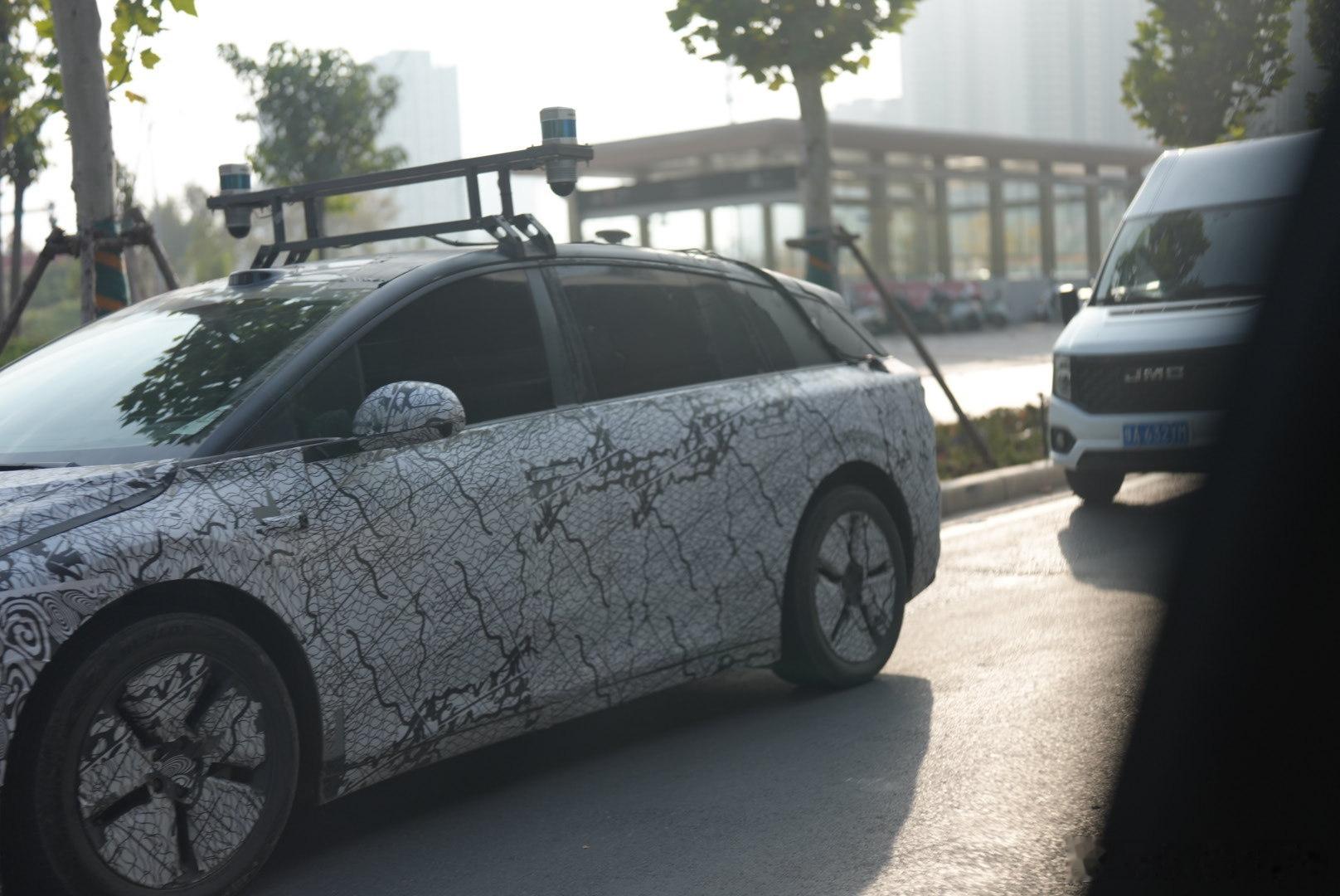 路边看到i6的伪装车…