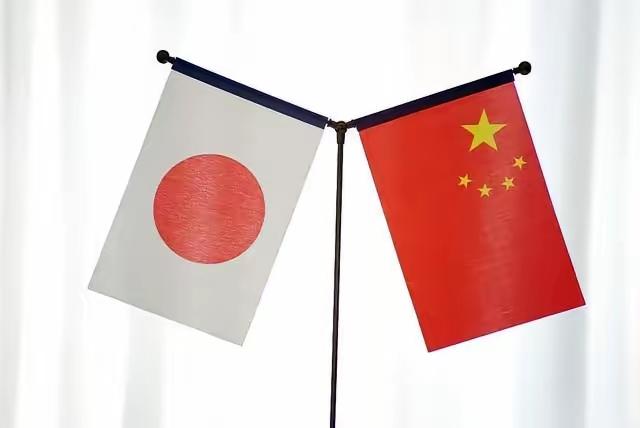 一夜之间风向就变了，日本败下阵来，中国成为当之无愧的大赢家，毕竟中国给日韩美的压