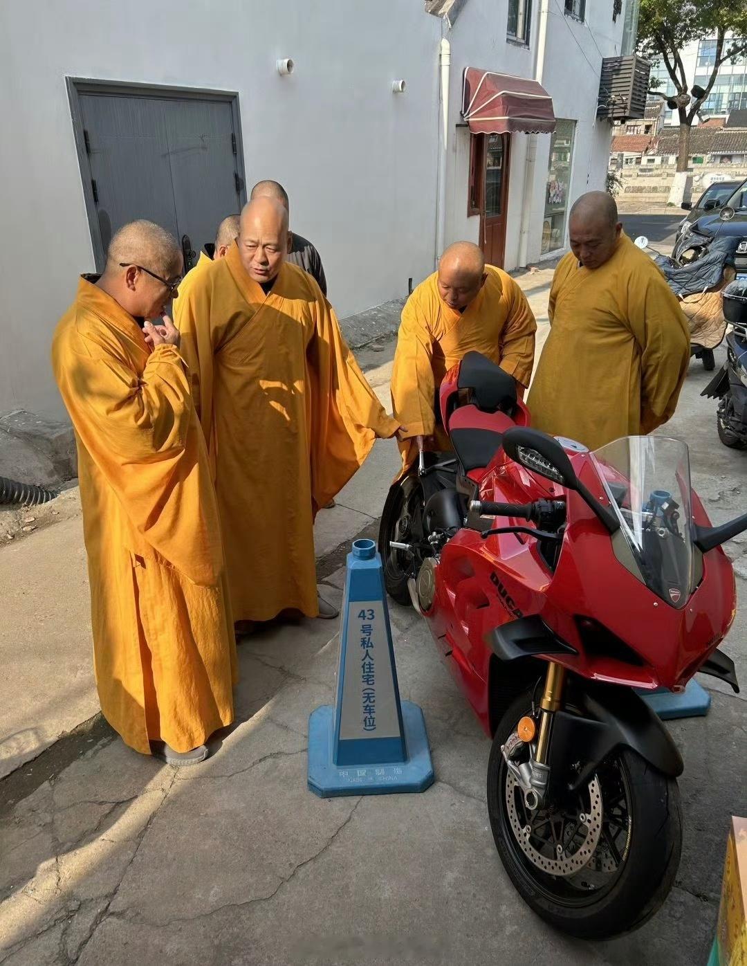 周一醒神[嘻嘻] 周一  （我已经开工3小时了[二哈]） 