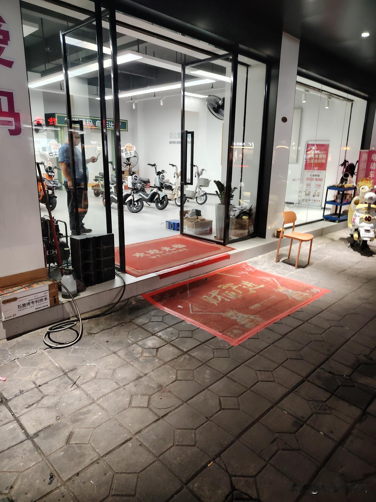 新国标一下，卖电动车的店都没几台车了，之前可是放满一屋子的车。
我原本还打算去当