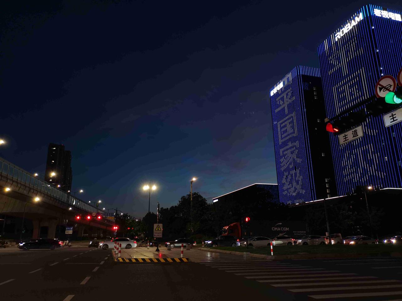 杭州今天飙到39℃，
今晚是我今夏开的第三晚空调，
开到28℃感觉有点冻脚，
已