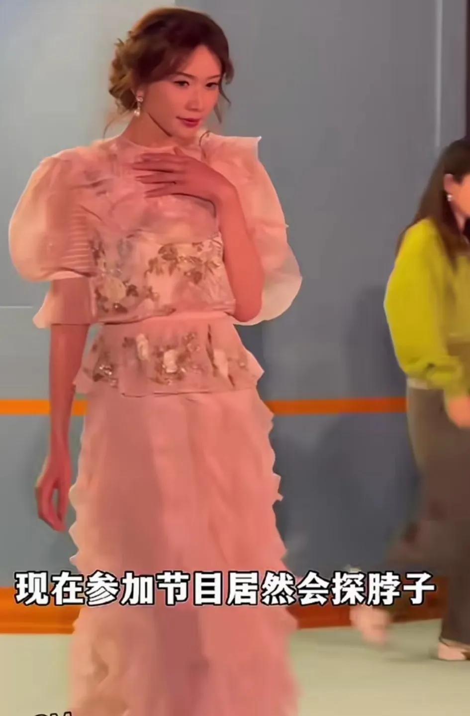 原来出国真的能改变一个人的习惯，曾经的林志玲昂首挺胸向前大步走，如今的她确实有点