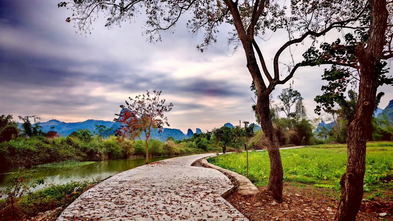 人生漫路坎坎坷坷。
​
2. 岁月长河风风雨雨，
红尘浮世是是非非。
​
3. 