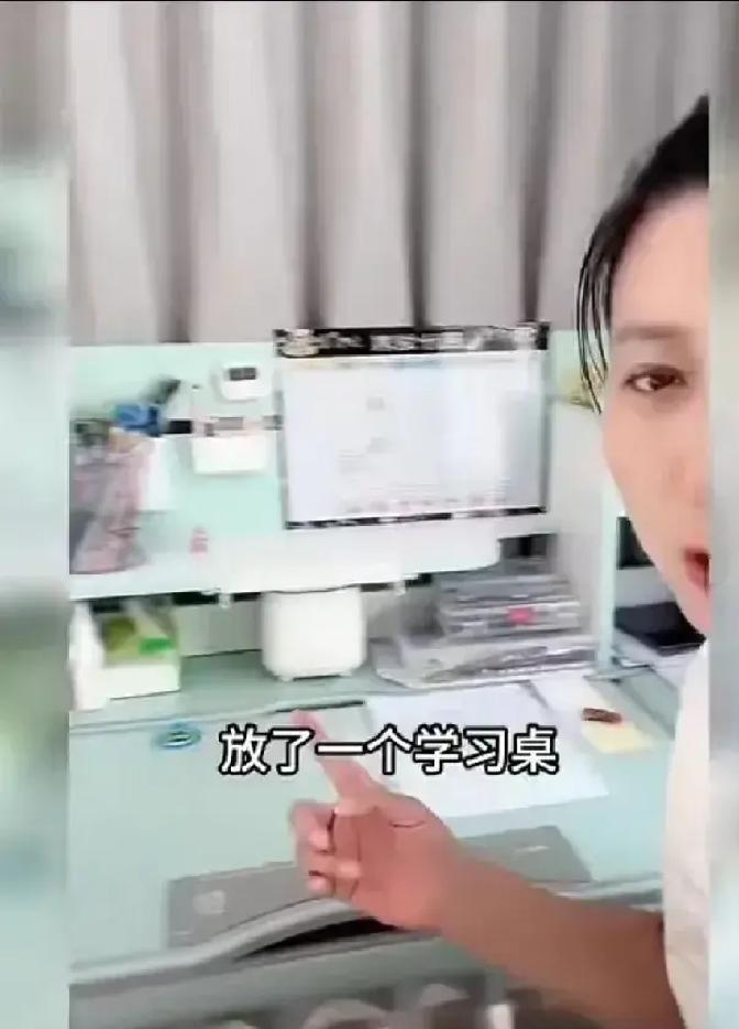 女儿房25㎡钢琴摆中间
 
闫学晶随手拍的视频里，这间儿童房比很多打工人的整套出