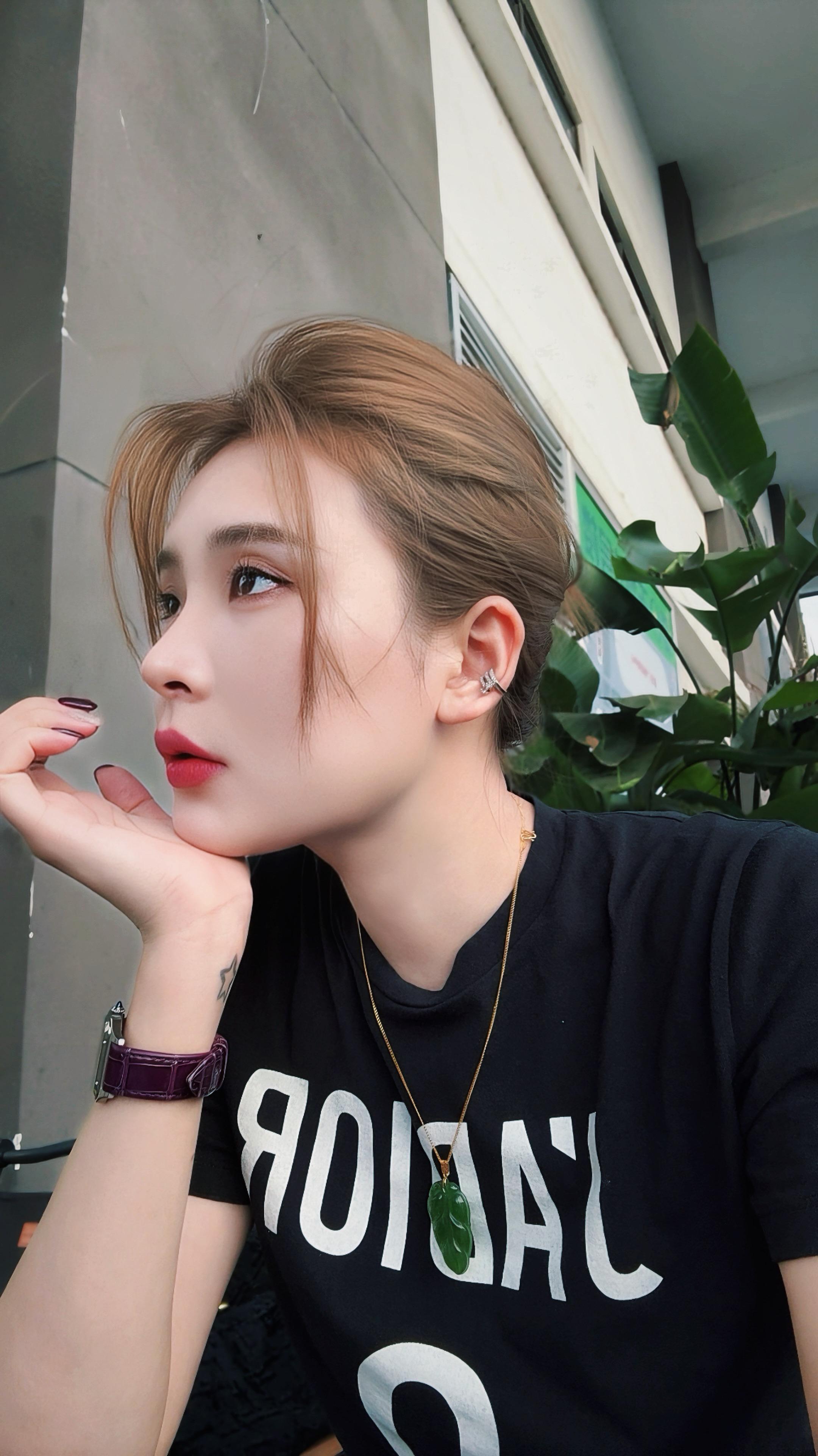 天于地 我们活的如蝼蚁一般 于人间 我们别自以为是 于感情 我们别丢掉了真心 .