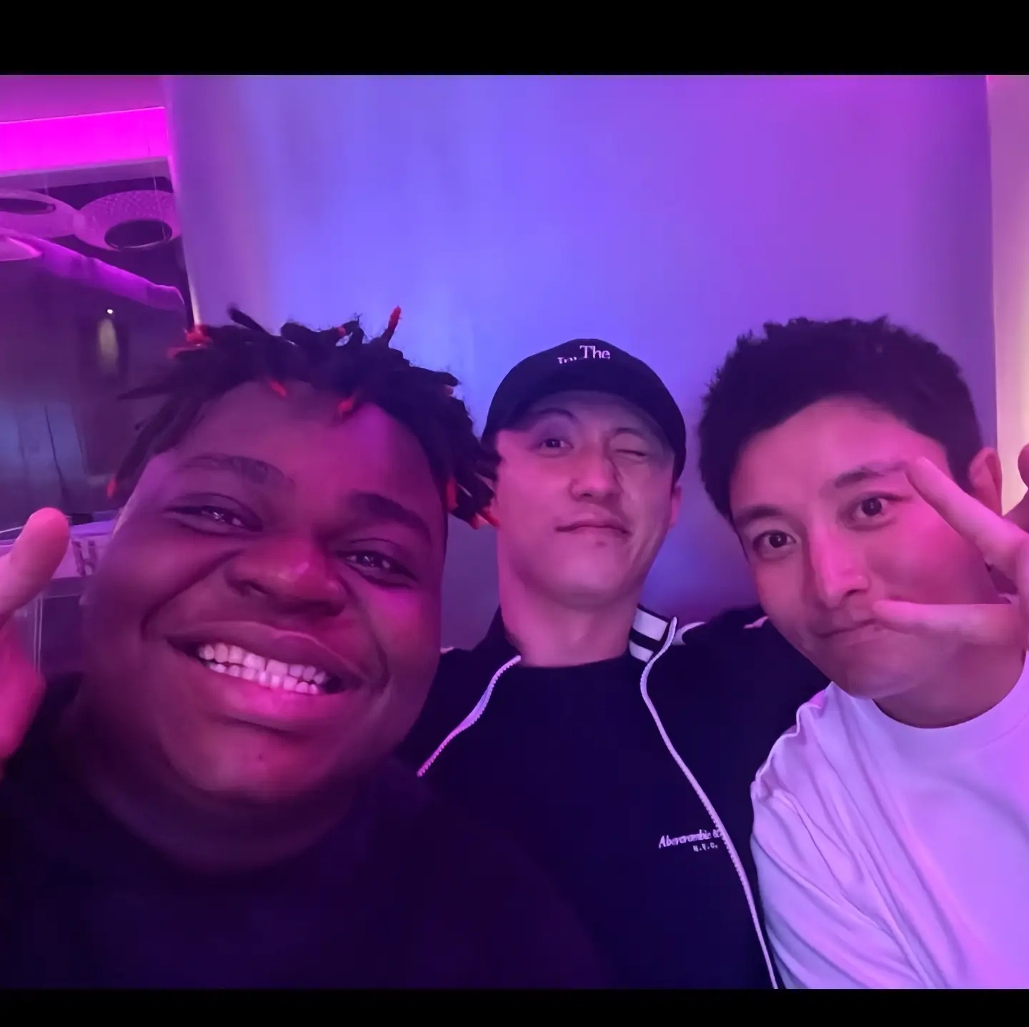 黄景瑜︱合影系列抖cr：战狼2小黑（跨境版）睡前还有惊喜，这位外籍演员分享的合影