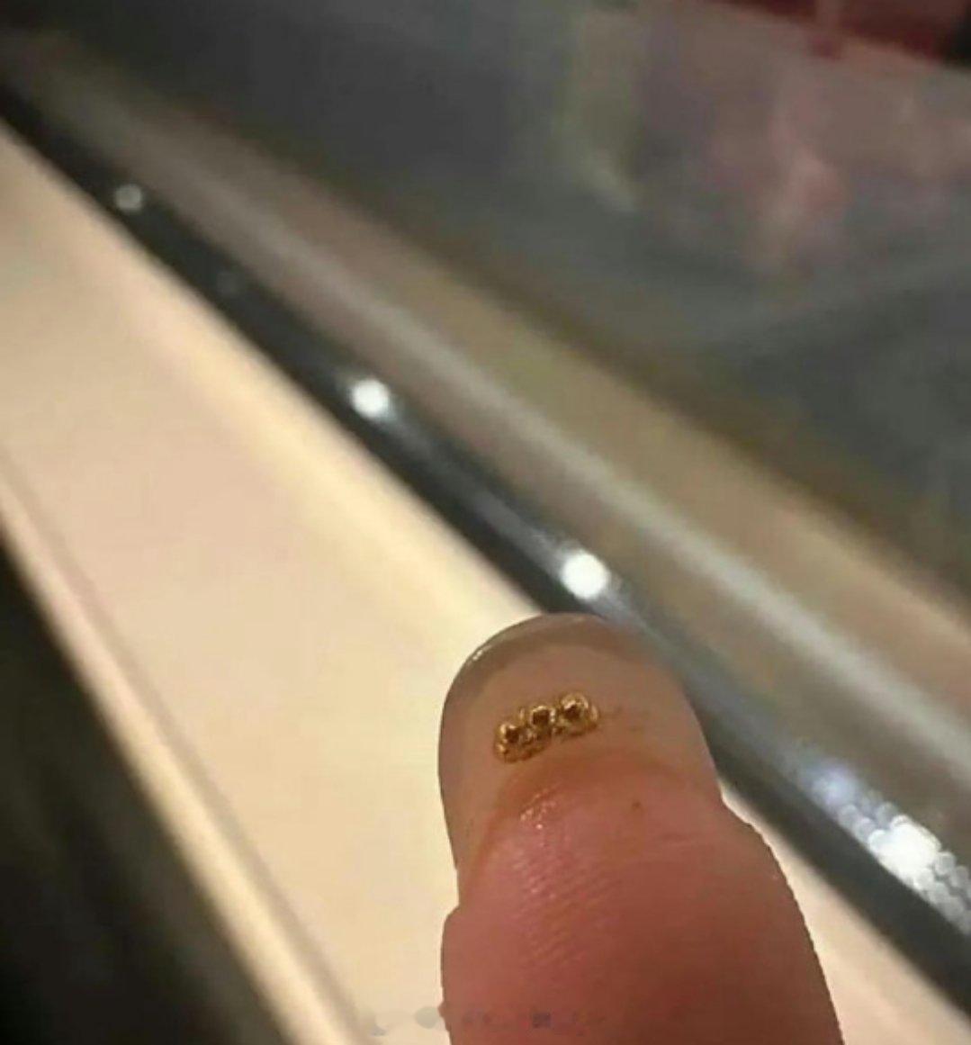 怪不得金店不许留指甲呢 