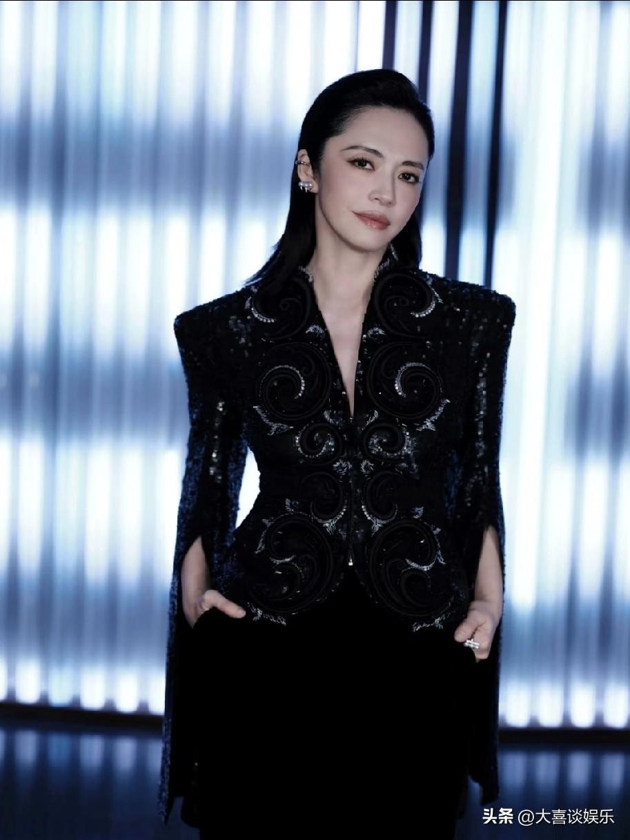 姚晨离婚后首次亮相，才知道她野心这么大。

离婚仅五天后亮相时装周，状态好到爆。