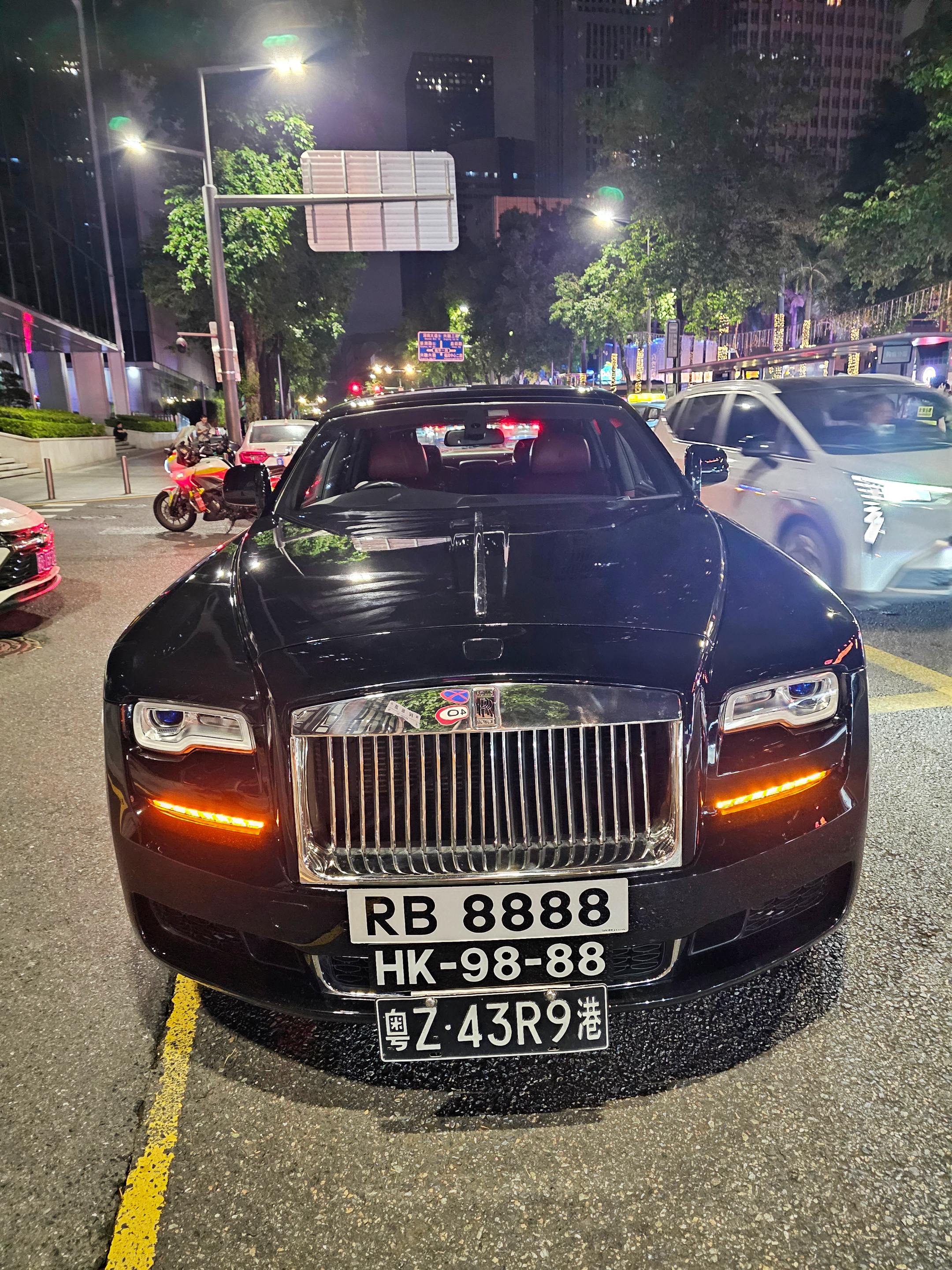 在深圳福田区偶遇三地车牌大佬座驾劳斯莱斯古思特