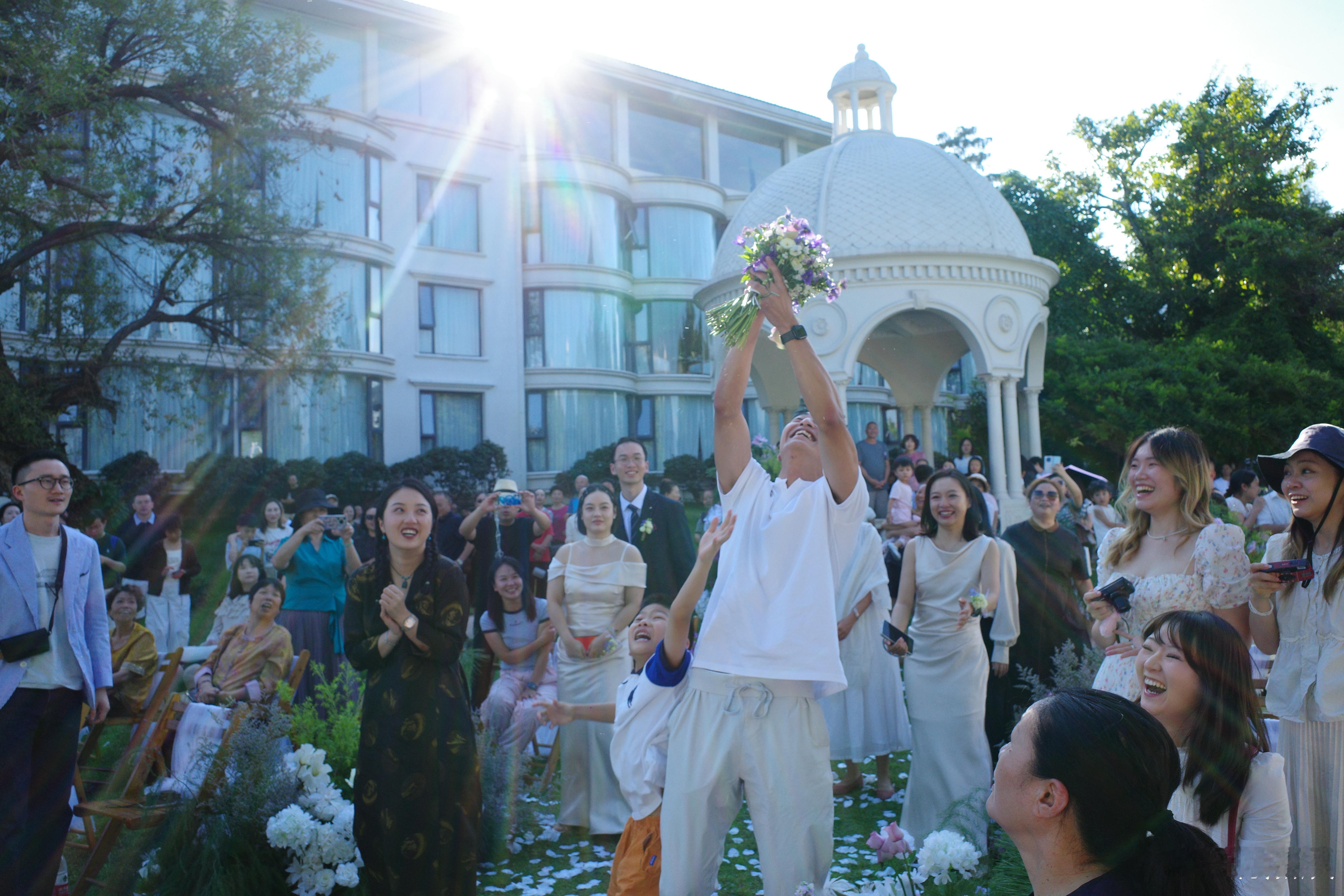 来西昌参加婚礼，新人是川大的学弟学妹，婚礼前大家吃菌子火锅，一屋子年轻人基本都是