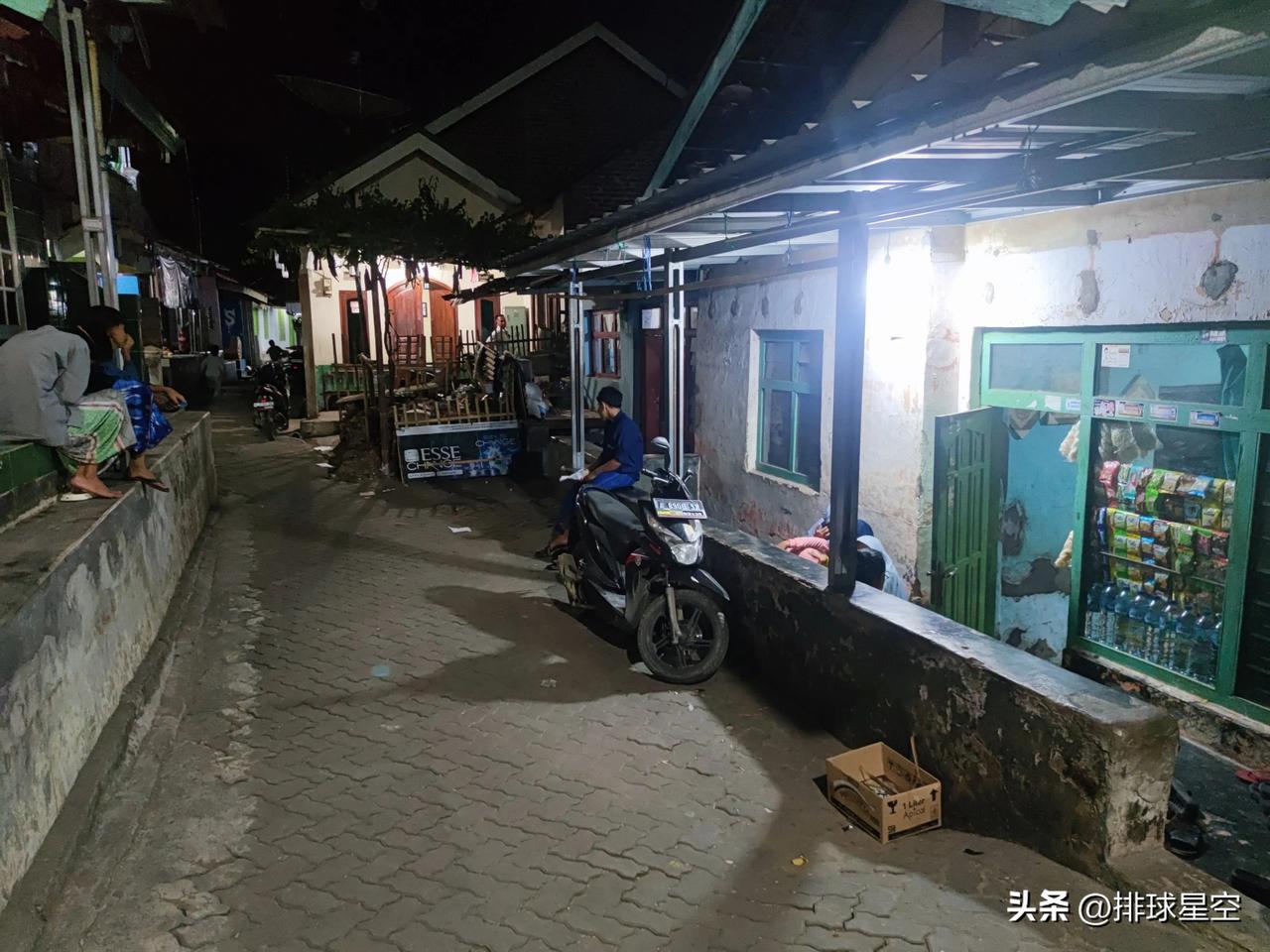 印尼，芝勒贡，博约内加拉，吃过晚饭后，我散步到了附近的村子，村子里有条路比较长，