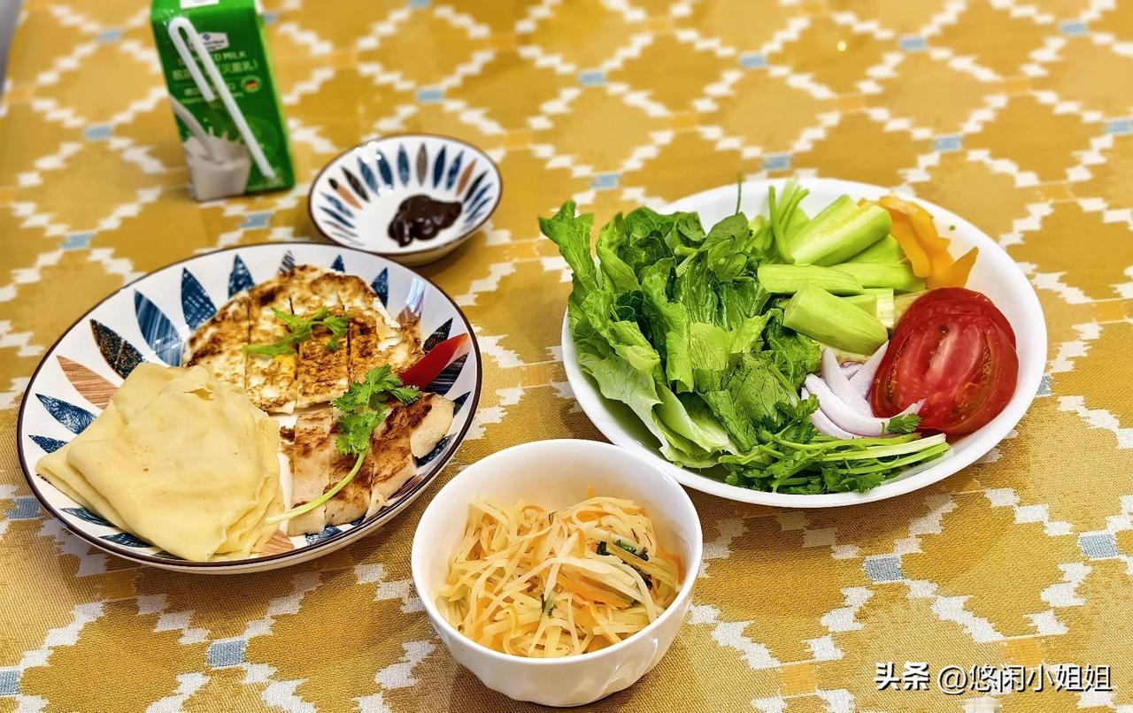 儿子上班绝对不吃韭菜，昨天早上烙的锅出溜剩两张，还有剩的土豆丝，煎鸡胸肉、鸡蛋，
