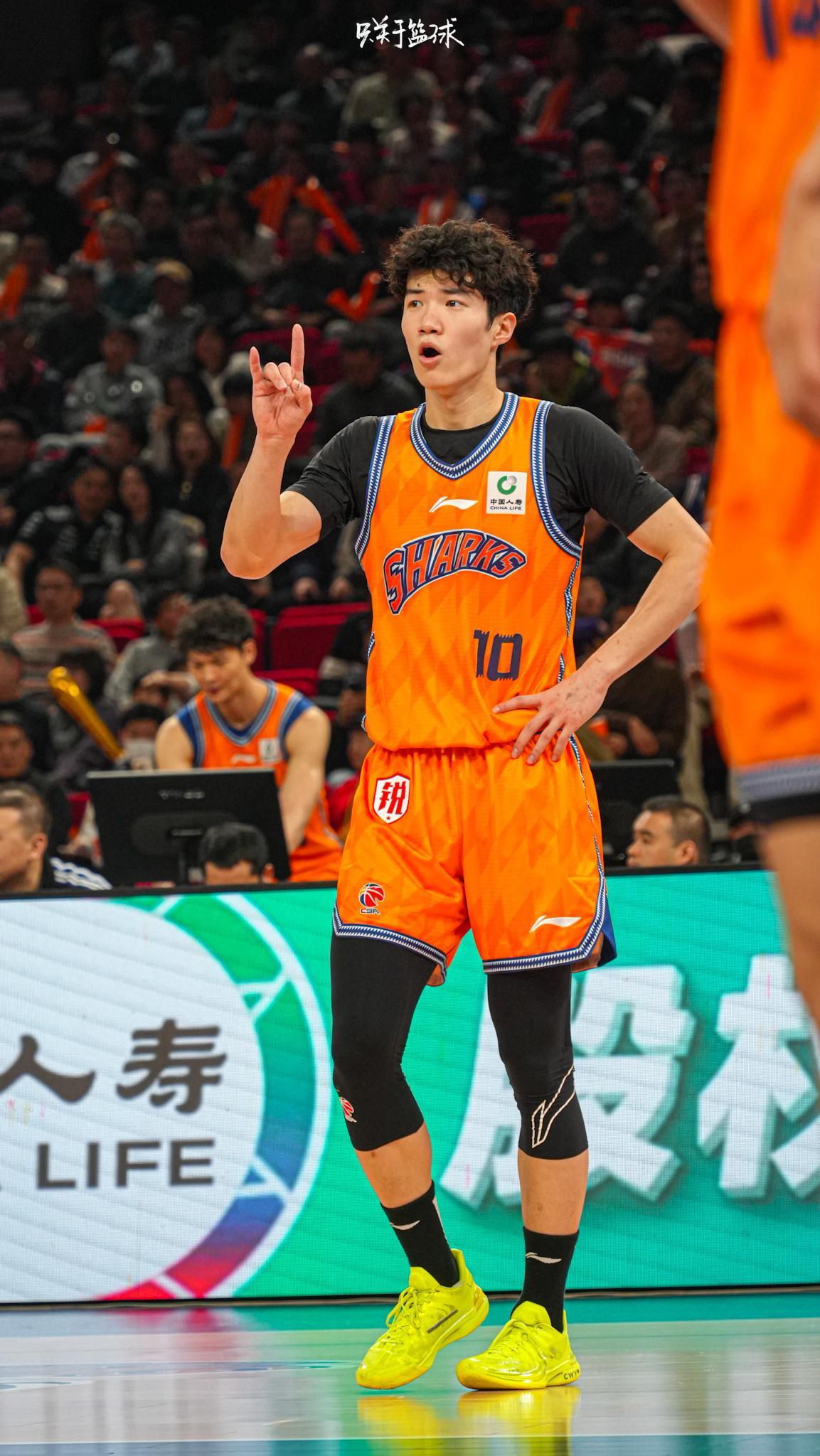 21岁的偰李永炜生涯之夜：26分。上一场16+7+8 ，今天刷新最高分。上海后卫