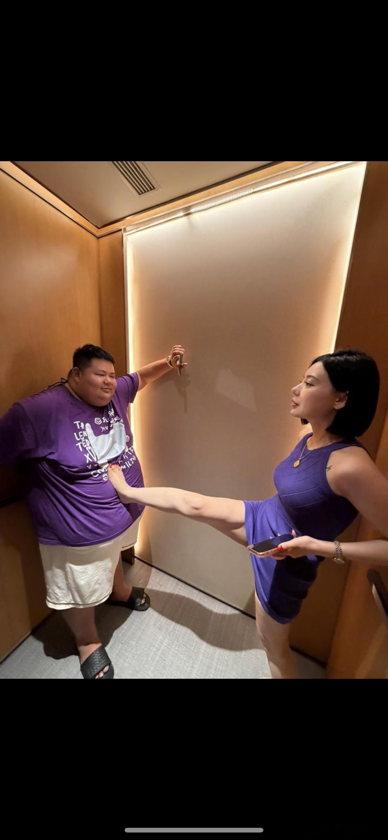 刘娇娇和良子这算是穿的情侣装吗？这是在干什么呀？这阵仗？ 