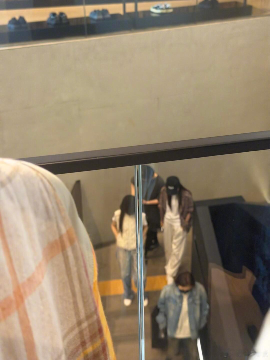 首尔偶遇田曦薇 田曦薇首尔街头被偶遇，一身休闲私服清爽又随性，刚结束昨日行程就开