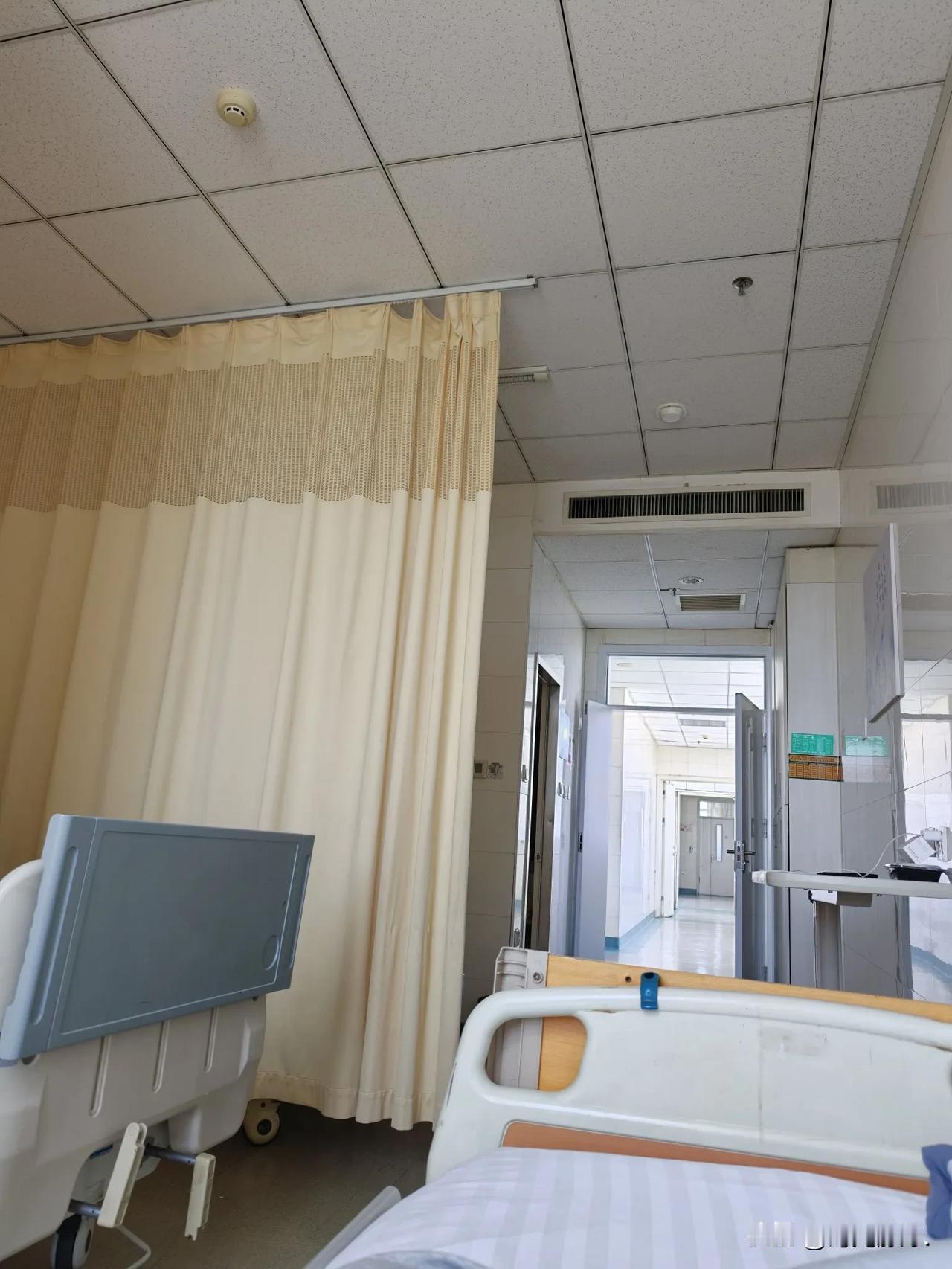 在医院住院，隔壁床住了一个年轻女孩。女孩的男朋友寸步不离地陪护在床前，包揽了女孩