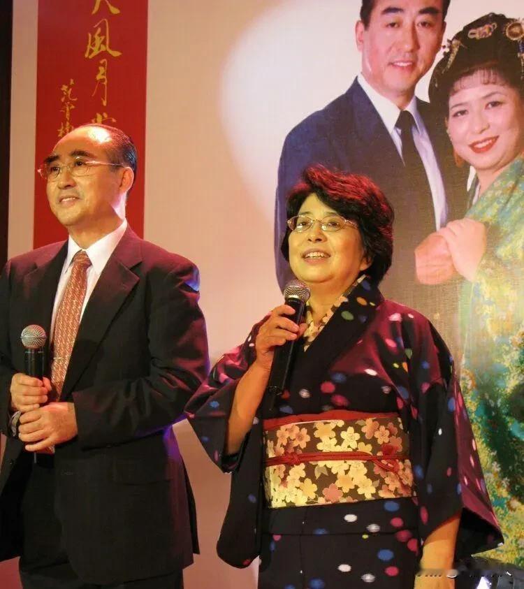 庄则栋86岁冥寿，日裔妻子佐佐木敦子远赴北京悼念，亲自酿酒，现场与亡夫隔空对饮