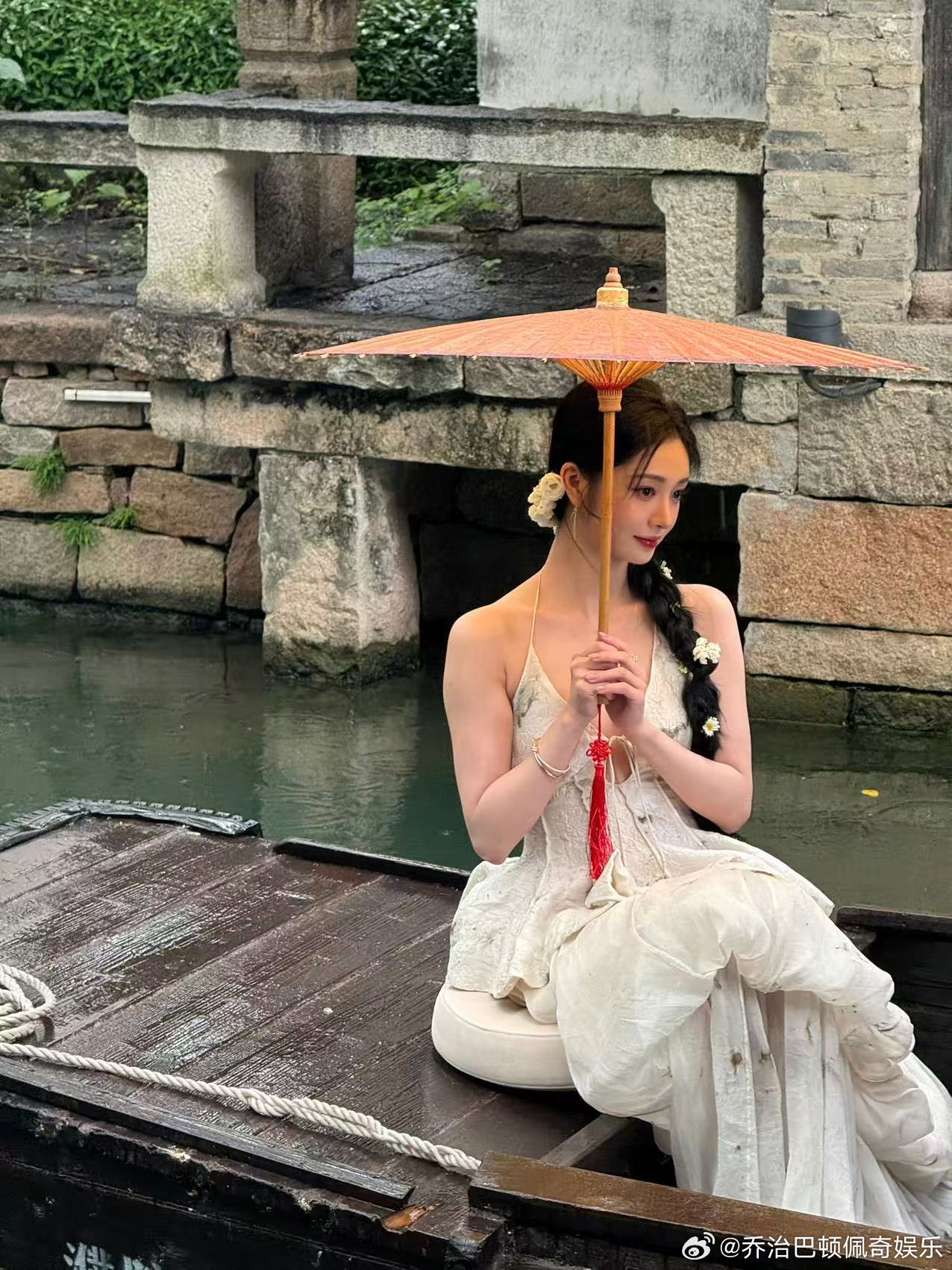 周洁琼江南美人具像化了园林布景搭配中式簪饰，浅淡衣裙衬出柔和骨相，低眸浅笑自带朦