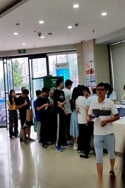 隔着那层厚厚的防弹玻璃，一整排十几个柜台，空得连个人影都没有。
而大厅的塑料椅上