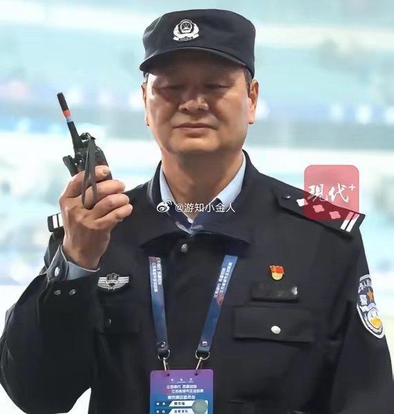 破防了！民警苏超现场站完退休前最后一班岗这条消息真的看哭了5月2日苏超比赛散场后