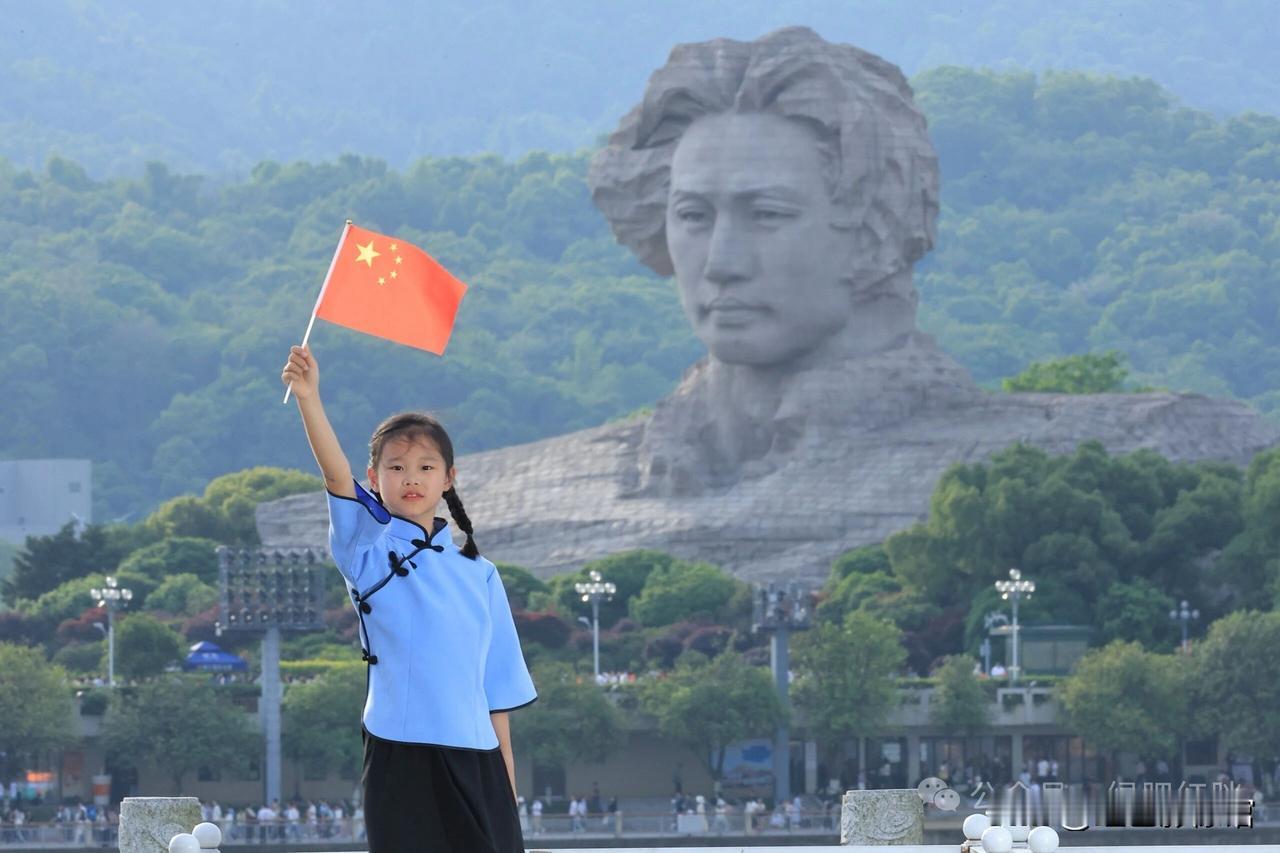 恰同学少年，风华正茂；
书生意气，挥斥方遒。