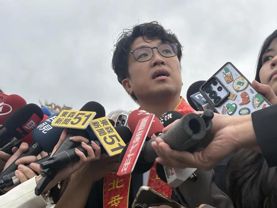 就在刚刚，
 
“台独分子”沈伯洋发表声明，
 
4月25日，现任台北市长蒋万安