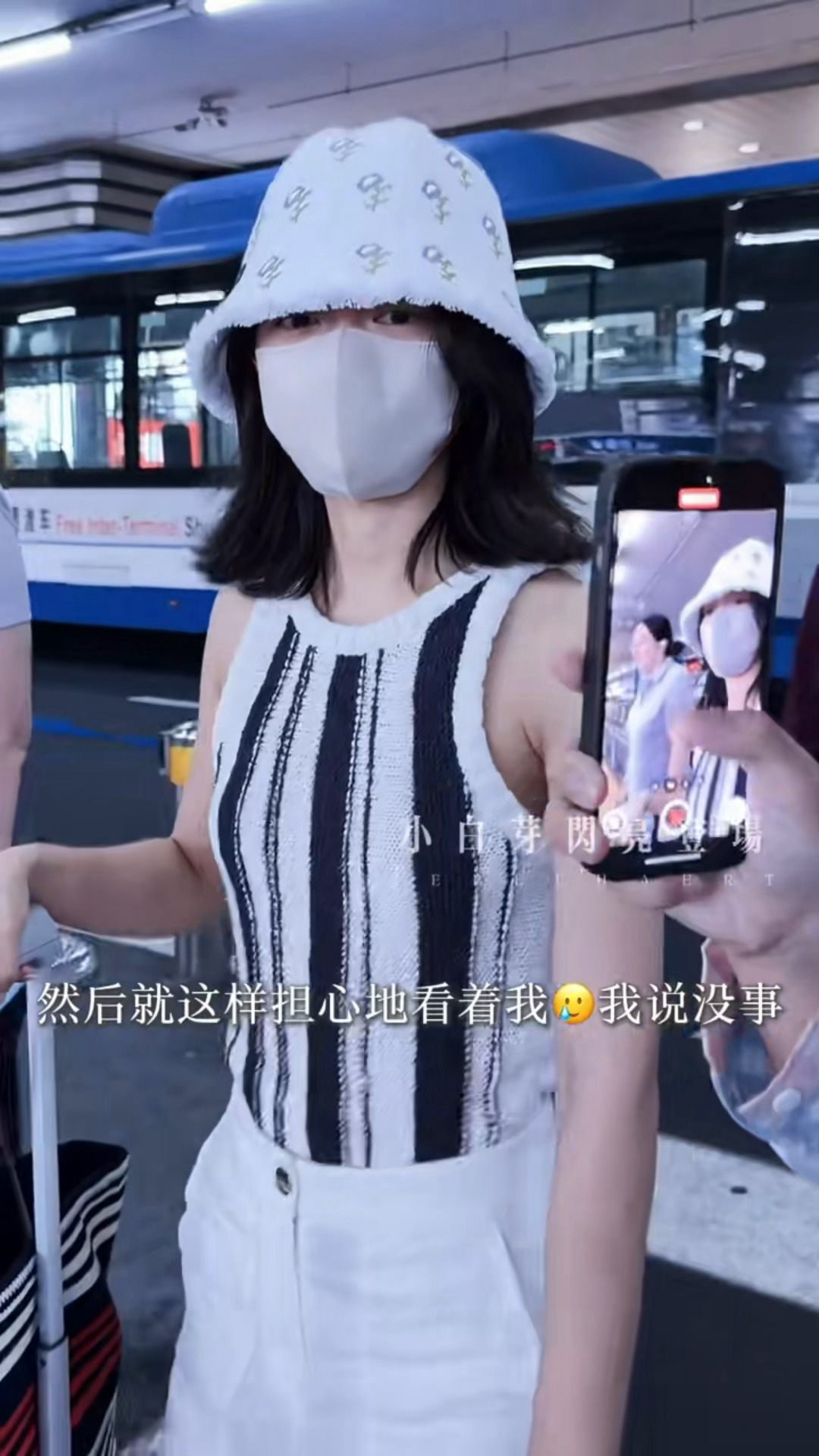 麦：“看路啊看路～”粉丝：“我们没事，你摔不行！”麦：“谁摔都不行！”啊啊啊啊啊