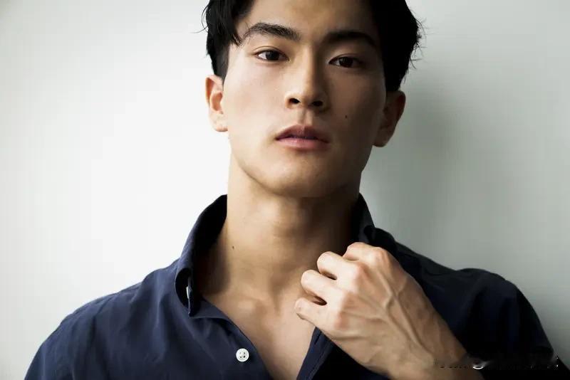 成都一男子在绿化带晾晒10万现金 2025年11月28日，四川成都天府大道中段上