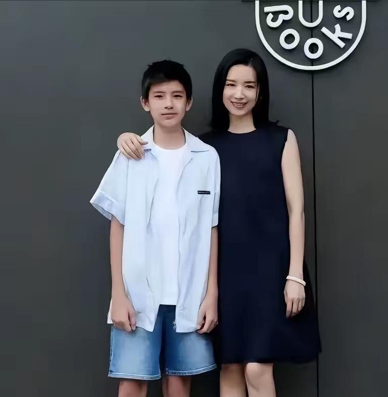 潘粤明和董洁的儿子顶顶
手写书信交给法院
要求和父亲潘粤明一起生活
孩子大了有自