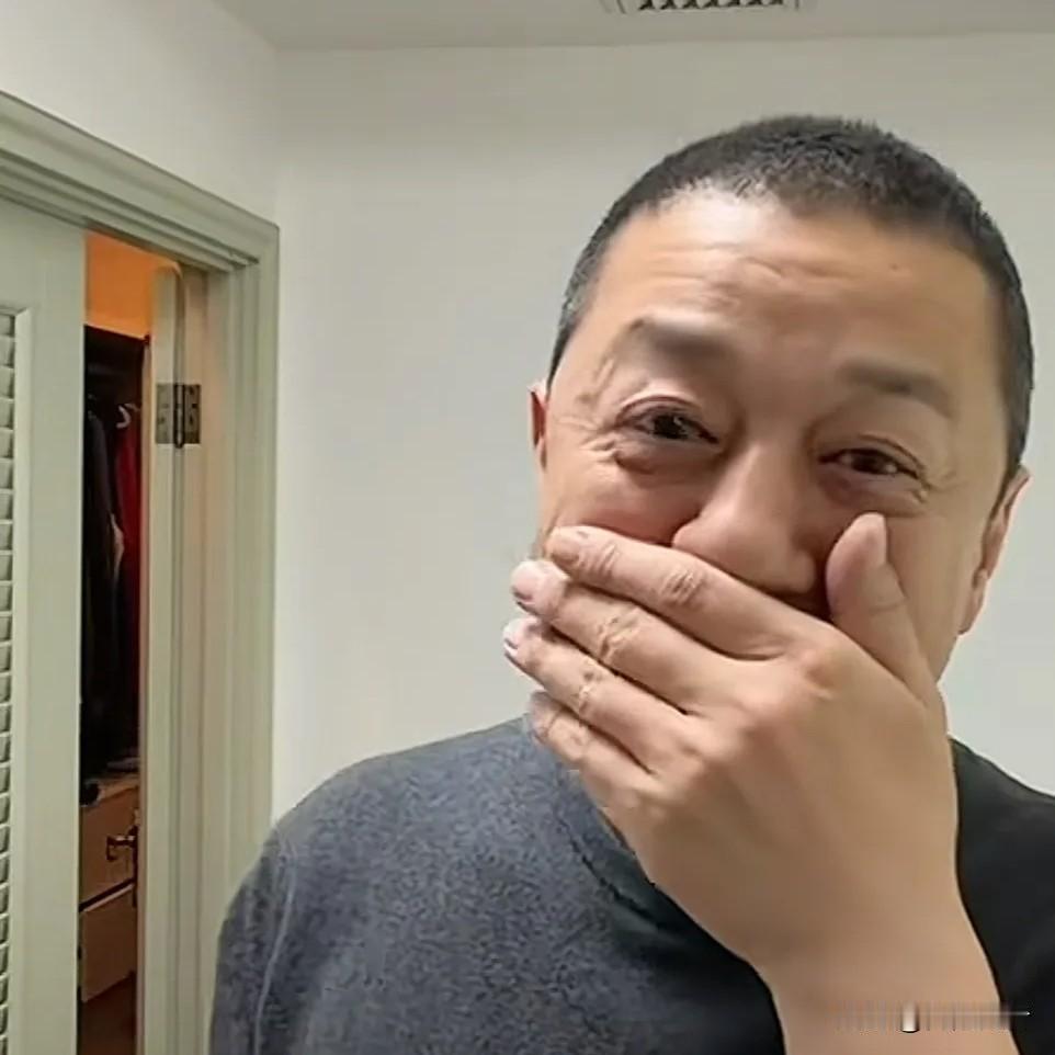 香港一场公益募款只筹到400万，不少人吐槽太寒酸，李亚鹏却在镜头前红了眼眶。
 