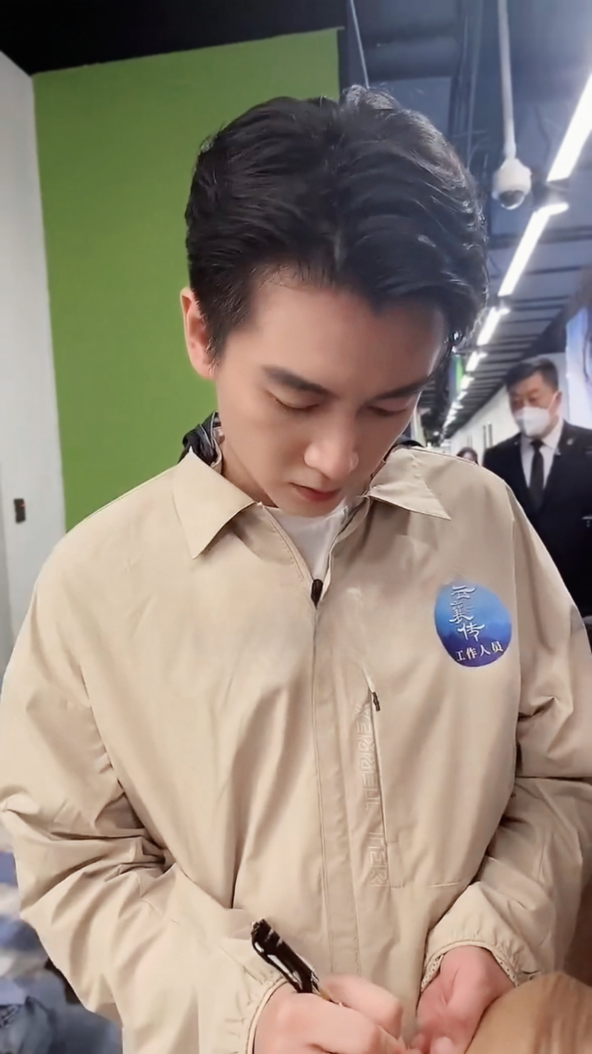 #电视剧云襄传[超话]#  这位工作人员真帅[抱一抱][抱一抱]#陈晓云襄传之将